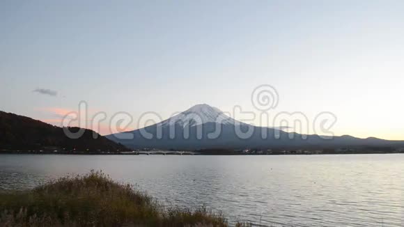 富士山傍晚在日本高谷彦湖视频的预览图