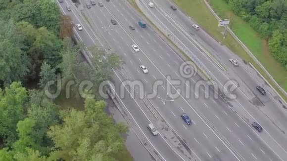 繁忙道路交叉口汽车交通高峰时段的鸟瞰图视频的预览图