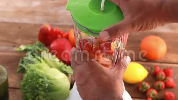 高清镜头关闭混合水果和蔬菜冰沙视频的预览图