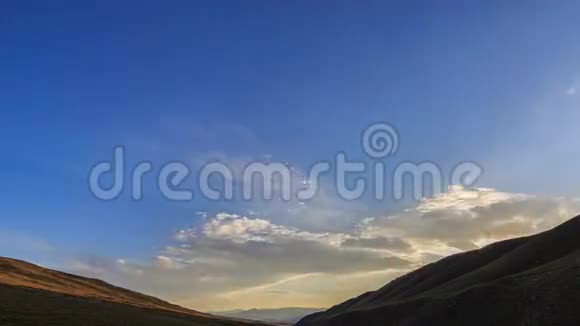 在山上日落河谷图兹4K视频的预览图
