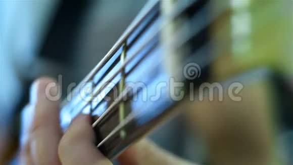 低音吉他演奏视频的预览图