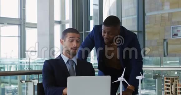 年轻商人在现代化的办公室里用笔记本电脑视频的预览图