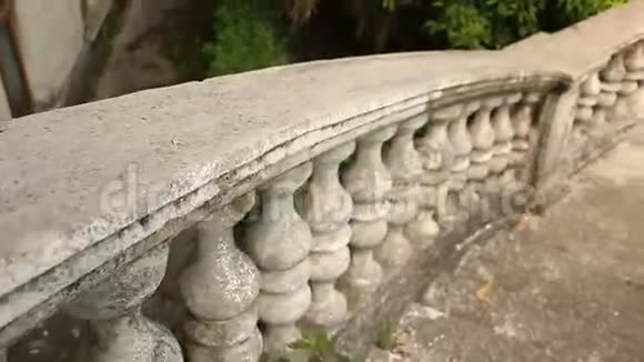 老式栏杆古老宫殿的楼梯视频的预览图