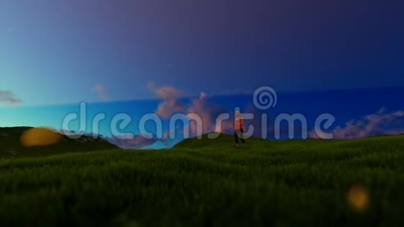 女人在绿色的草地上奔跑生命之树晨雾视频的预览图