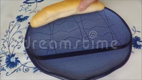 新鲜的自制面包卷视频的预览图