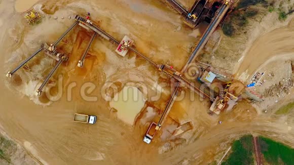 采砂场采矿输送机矿山机械鸟瞰图采矿业视频的预览图
