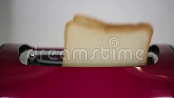 烤面包机里的面包视频的预览图
