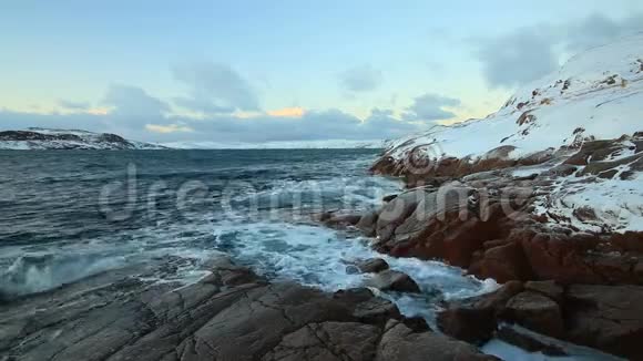 暴风雨的海面上日落北极海岸视频的预览图