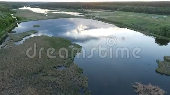 日落时分无人机飞过湖面视频的预览图