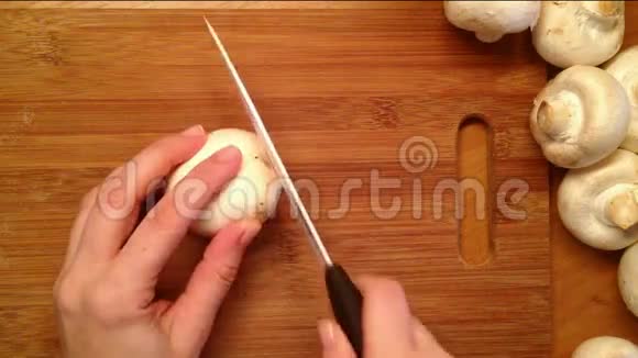 女厨师切蘑菇视频的预览图