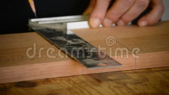 木匠或匠人在桌木上划上记号把它关上视频的预览图