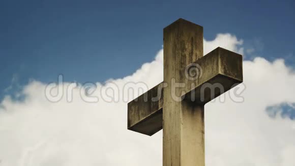 穿过墓地时光流逝的云彩流过墓地上的石十字架视频的预览图