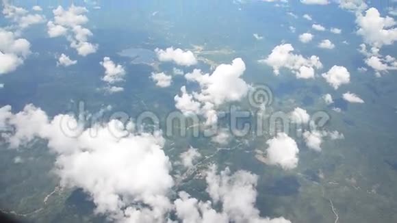 从飞机上可以看到空中景色前往顿慕车站视频的预览图