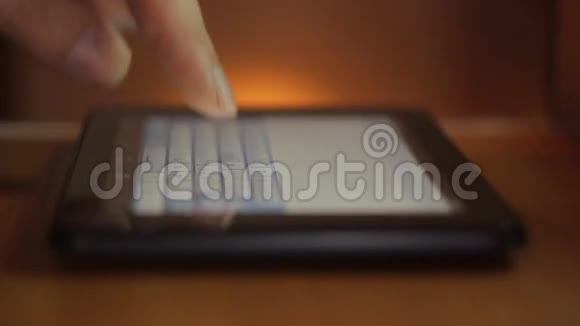人的手指在虚拟键盘上打字视频的预览图
