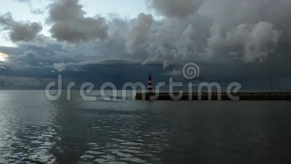 清晨的海洋和灯塔的云视频的预览图