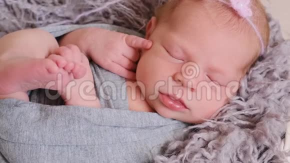 可爱的新生儿睡觉视频的预览图