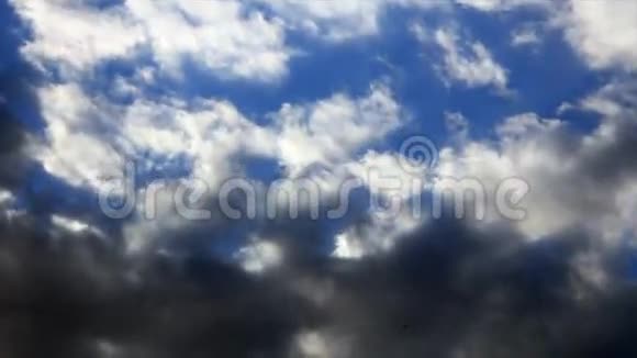 天空中的黑白云视频的预览图