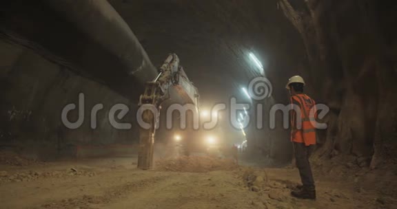 大型隧道施工项目中的工人视频的预览图
