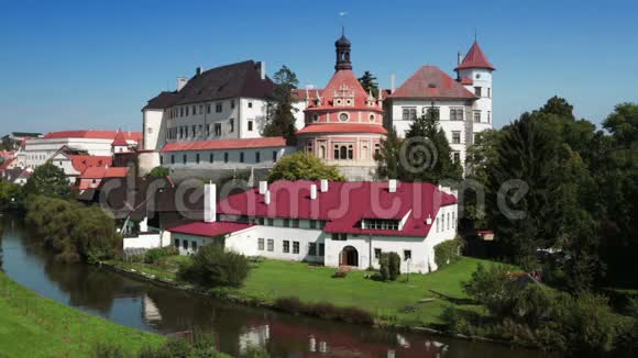 金德里奇乌赫拉德克捷克共和国美丽的文艺复兴风格城堡16世纪山顶上有圆形凉亭视频的预览图