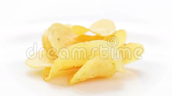 土豆片堆在白色背景上旋转视频的预览图