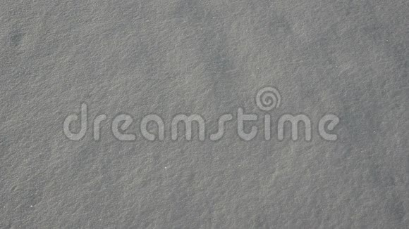 在冬天的雪上画画写字爱视频的预览图