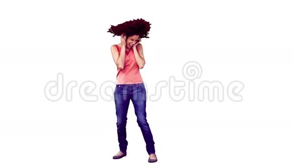快乐的黑发女人在慢动作中听音乐视频的预览图