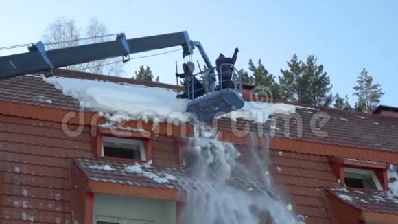 工人在屋顶上除雪视频的预览图