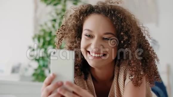微笑的年轻女子正在打电话视频的预览图