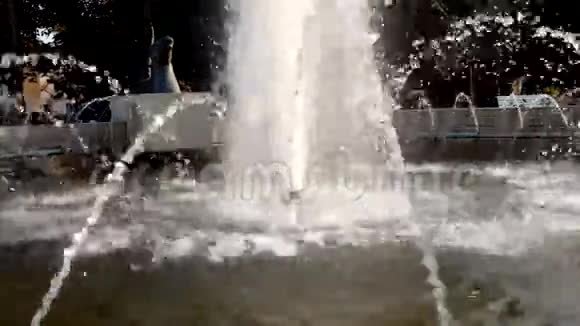 水从喷泉里涌下来视频的预览图