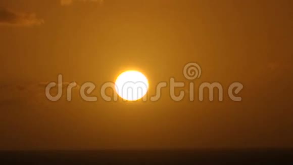 太阳落山在海军上将海湾上空视频的预览图