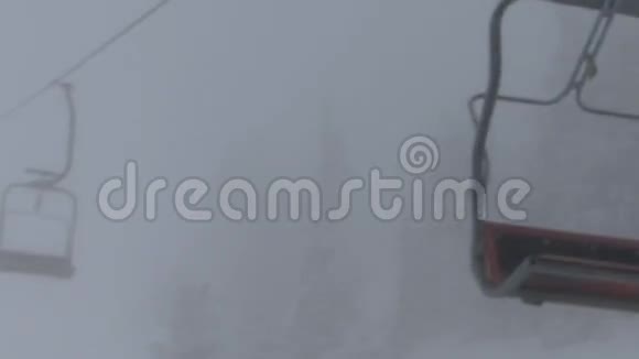 椅子的座位在雾中升起山上的滑雪胜地视频的预览图