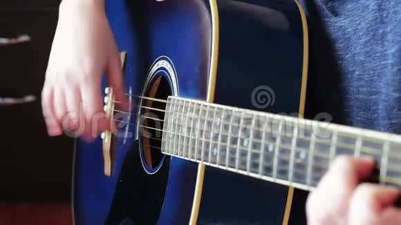 特写手指触摸吉他上的琴弦视频的预览图