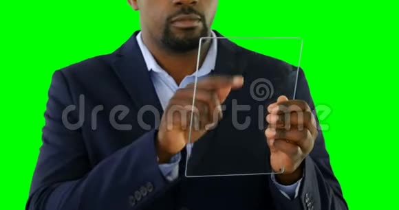 商人使用玻璃数字平板电脑4k视频的预览图