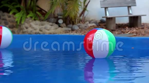 彩色沙滩球在池中缓慢漂浮视频的预览图