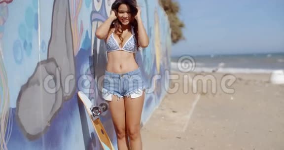 站在沙滩上的快乐女孩视频的预览图