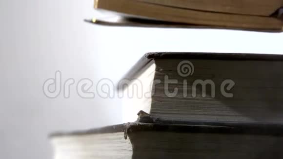 厚厚的黑皮书落在白色的表面上视频的预览图