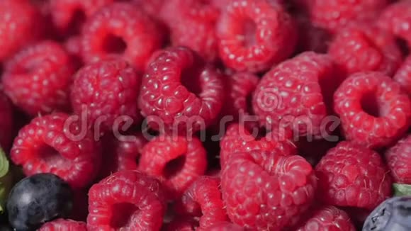 关闭旋转循环覆盆子新鲜果汁覆盆子背景成熟大红莓果新鲜视频的预览图
