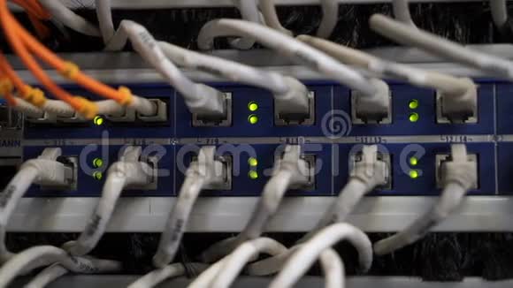 网络服务器上的电缆和连接视频的预览图