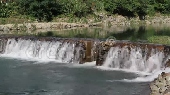 中国贵州农村的瀑布视频的预览图