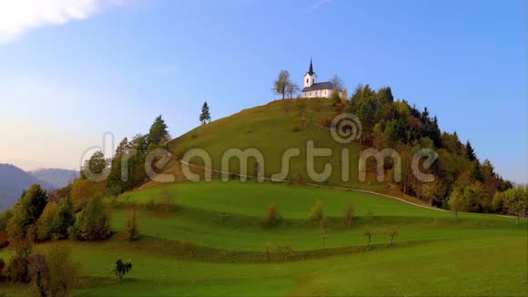 在Jamnik斯洛文尼亚和Julian阿尔卑斯山附近的圣普利莫兹教堂景观鸟瞰视频的预览图