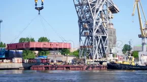 带有货物起重机的造船厂从船上看视频的预览图