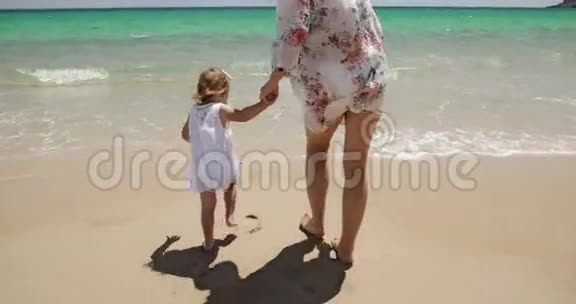 母亲和女儿在夏天享受海滩视频的预览图