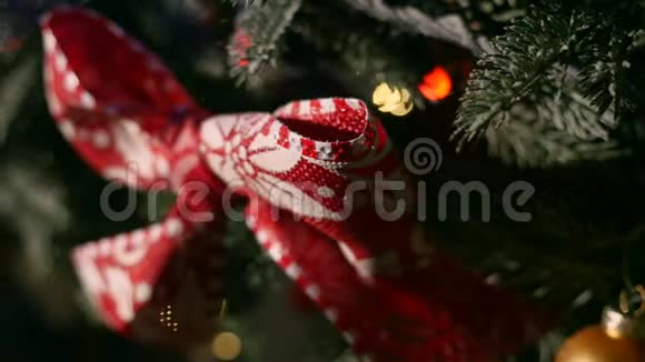 树枝上的圣诞装饰视频的预览图