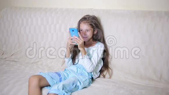 带着手机的女孩浏览网络视频的预览图