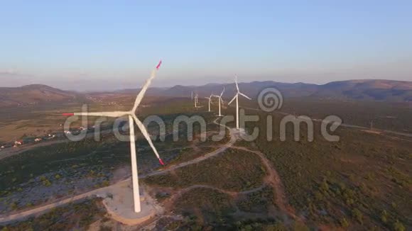 风力涡轮机的空中景观视频的预览图