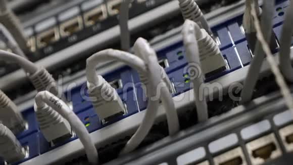 网络服务器上的电缆和连接视频的预览图