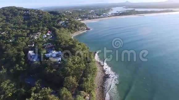 诺萨海滩主海滩头与冲浪者的空中镜头视频的预览图