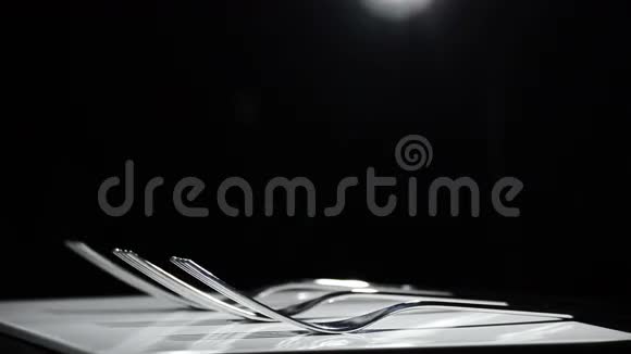 叉子在白色底座上旋转背景为黑色视频的预览图
