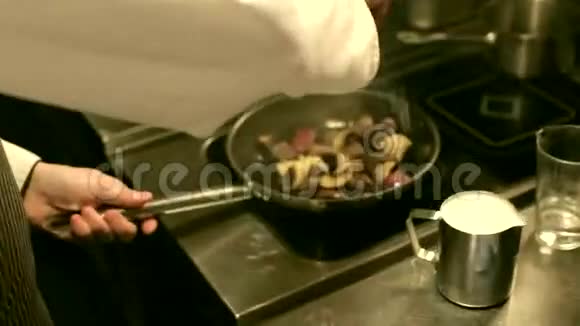 主厨贝芬格和调味肉配蘑菇视频的预览图