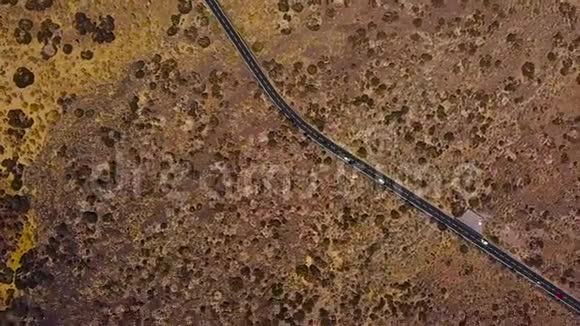 泰德国家公园内有汽车的道路俯视图西班牙加那利群岛特内里费视频的预览图